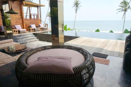 4 bedrooms villa with sea view private pool and furnished garden at Kabupaten de Tabanan