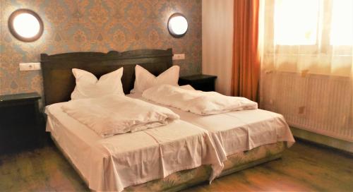 Double or Twin Room image 6