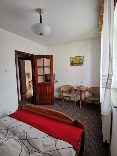 Dom pod Tujami – Krakow, KY