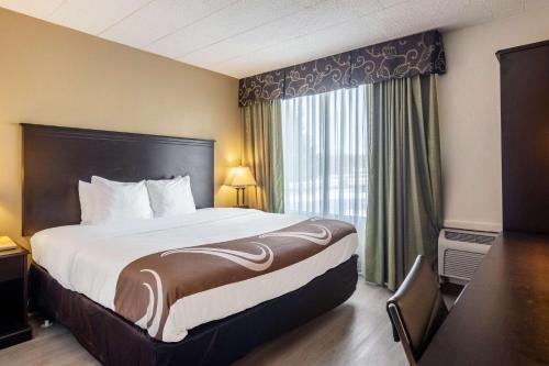 Queen Room with Hot Tub - Non-Smoking