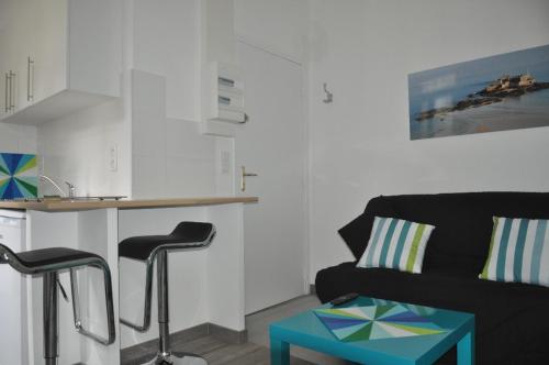 Studio lumineux Intra-muros à 2 pas de la plage. 3
