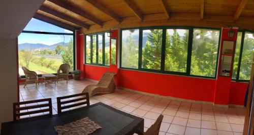  House with 3 bedrooms in Padula with wonderful mountain view furnished garden and WiFi 35 km from the beach, Pension in Padula