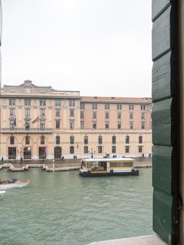 Grand Canal Suite - image 8