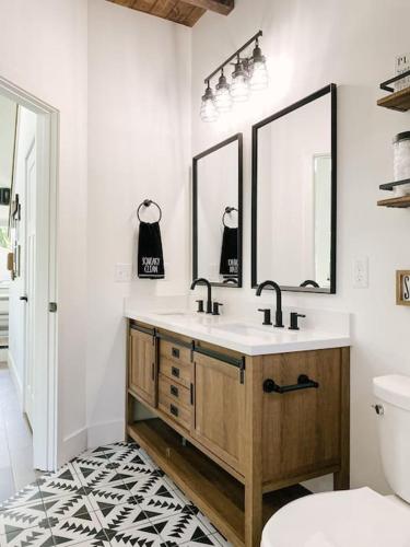 Modern Smoky Mountain Tiny House - image 9