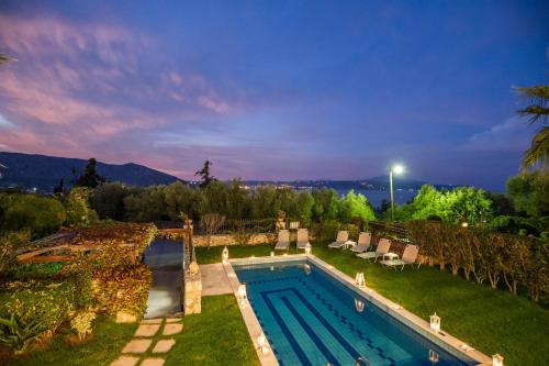 Sea view villa Manolis with private pool near the beach