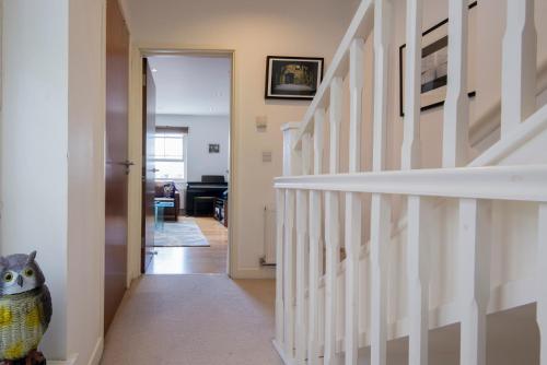 Fantastic 2 Bed Townhouse With Huge Tv, Great Wifi 200m From Clock Tower, Sleeps 6, , West Sussex