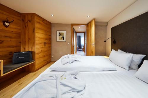 1 king bed, 1 twin bed, 2 sofa beds