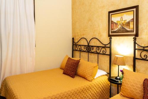 Standard Twin Room image 8