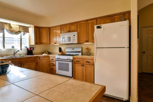 CW419 - Gorgeous 3 Bed/2 Bath Elegant Townhome Located in the Heart of Downtown Moab - image 2