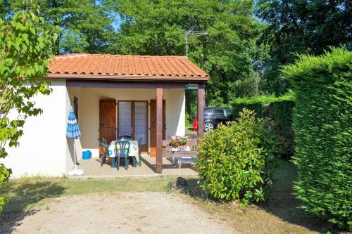 Maison de 2 chambres avec piscine partagee terrasse amenagee et wifi a Estang gîte à louer Monclar