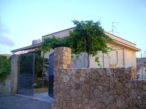  House with 2 bedrooms in Custonaci with furnished terrace and WiFi 40 m from the beach in Custonaci