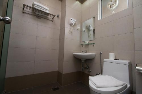 Bathroom, OYO Capital O 89350 Aurora Boutique Hotel in Bahau