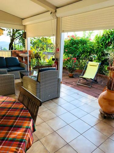 Terraza/balcón, Maison confortable à Rivière Pilote + Jardin et terrasse équipée (Maison confortable a Riviere Pilote + Jardin et terrasse equipee) in Riviere-Pilote