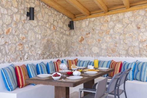 Facilities, dell Mar stone house in Svoronata