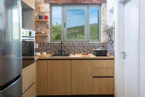 Kitchen, dell Mar stone house in Svoronata