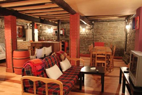 5 bedrooms house with balcony and wifi at Mieres del Camino gîte à louer Mieres