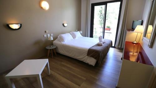 1 twin bed, 1 sofa bed