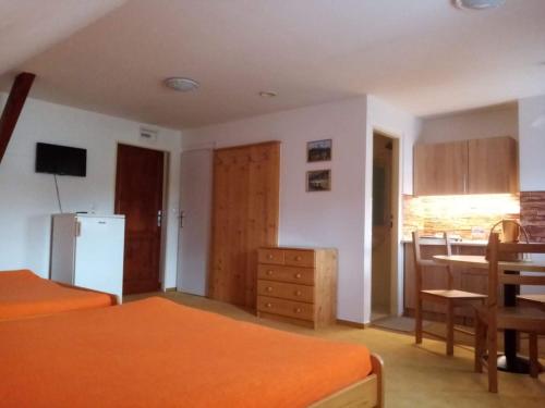 2 queen beds, 2 sofa beds