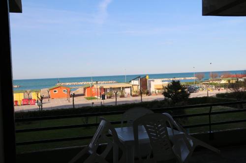 . 2 bedrooms apartement at Fano 50 m away from the beach with sea view and furnished balcony