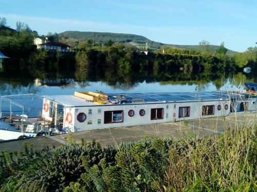 Property with 6 bedrooms in Casseneuil with wonderful lake view terrace and WiFi 10 km from the beach gîte à louer Casseneuil