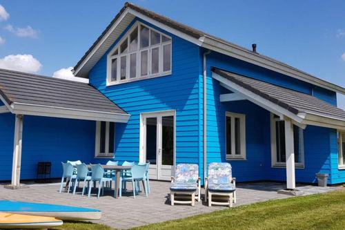 B&B Zeewolde - The Blue House - Luxurious Waterfront Villa Zeewolde - Bed and Breakfast Zeewolde