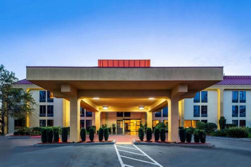 La Quinta Inn & Suites by Wyndham Oakland Airport