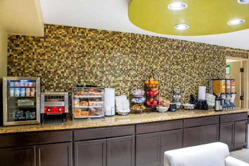 La Quinta Inn & Suites by Wyndham Oakland Airport