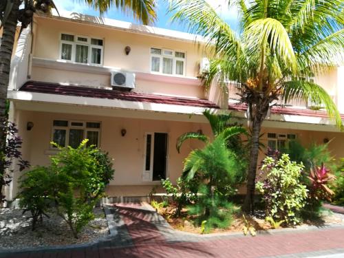 Spacious apartment in Flic en Flac 114 m² with shared pool