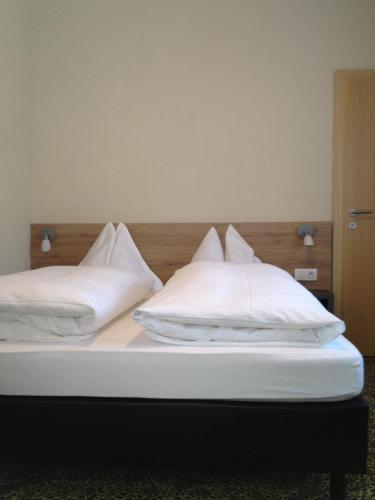 1 queen bed, 1 double bed