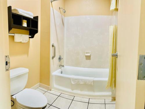 Weston Inn & Suites - image 2