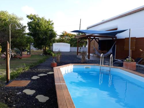 Villa de 2 chambres avec piscine privee jardin clos et wifi a Le Moule a 4 km de la plage - Location, gîte - Le Moule