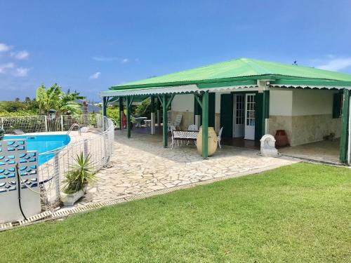 Maison de 4 chambres a Saint Francois a 300 m de la plage avec vue sur la mer piscine privee et jardin clos - Location saisonnière - Saint-François