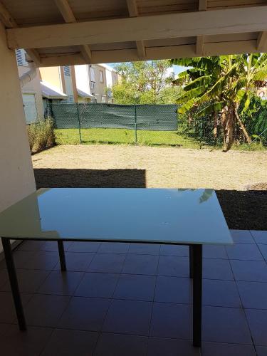 . Maison charmante a Port Louis avec jardin floral et climatisation