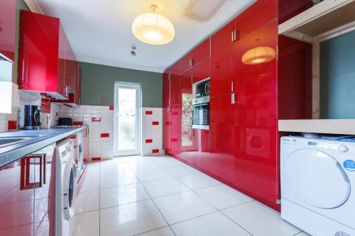 Shirley House 1, Guest House, Self Catering, Self Check in with smart locks, use of Fully Equipped Kitchen, Walking Distance to Southampton Central, Excellent Transport Links, Ideal for Longer Stays