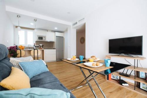 Hostly Sol 2bdr flat with patio in Seville center, Севилья