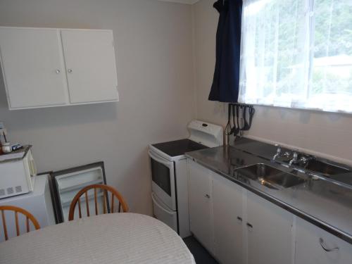 ห้องครัว, Beachside Sunnyvale Motel in พิคตัน