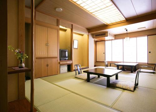 Omori Located in Ikaho, Nagomigokoro-no-Yado Omori is a perfect starting point from which to explore Shibukawa. The property features a wide range of facilities to make your stay a pleasant experience. Serv