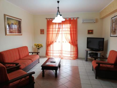 Two-Bedroom House image 4