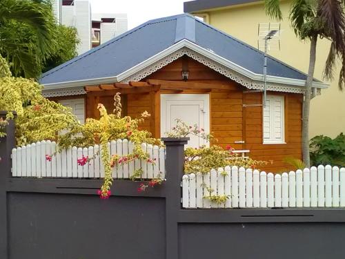 Bungalow d'une chambre avec piscine partagee jardin clos et wifi a Le Gosier