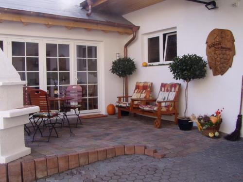 Instalações, Wein und Gästehaus Hüls (Wein und Gastehaus Huls) in Krov