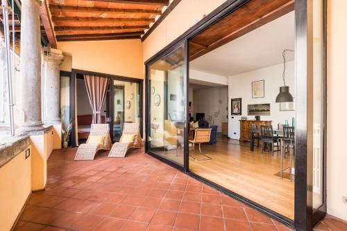 Refined flat with private loggia in San Frediano