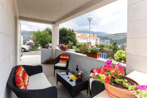 One bedroom apartement at Dubrovnik 600 m away from the beach with furnished terrace and wifi