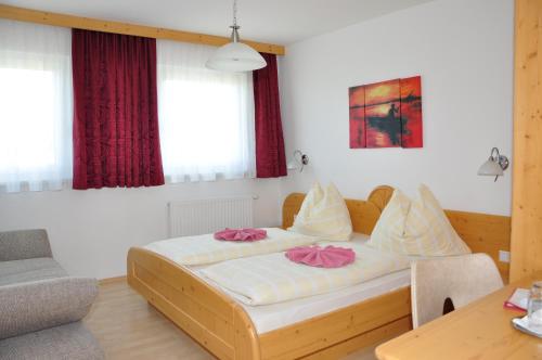 1 queen bed, 1 sofa bed
