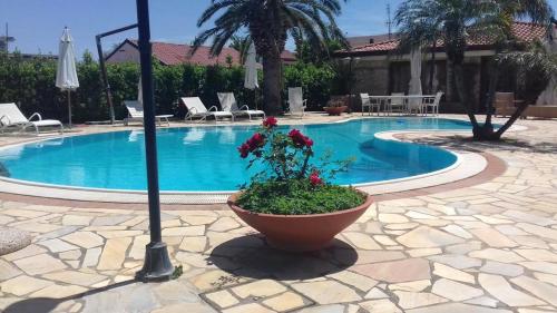 . 2 bedrooms appartement at Lago 400 m away from the beach with shared pool enclosed garden and wifi