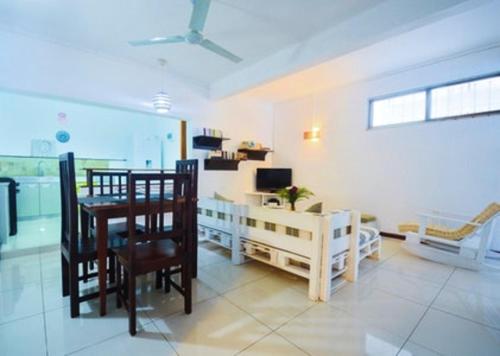 2 bedrooms appartement with shared pool enclosed garden and wifi at Pereybere 1 km away from the beach