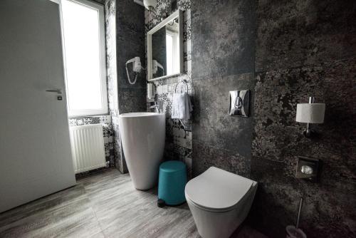 Deluxe Double or Twin Room image 9