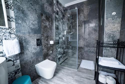 Deluxe Double or Twin Room image 7
