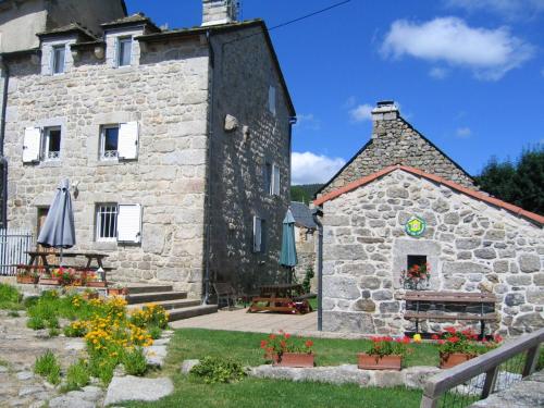 Maison charmante Le Malzieu, jardin gîte à louer Lajo