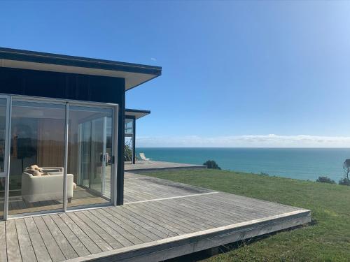 180° seaviews, superior coastal cottage