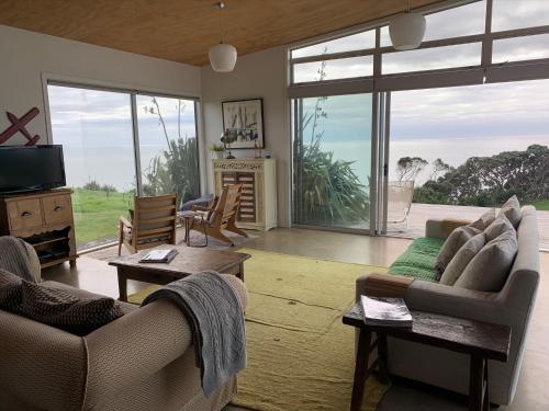 180° seaviews, superior coastal cottage